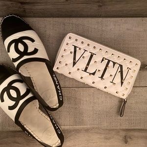 Valentino VLTN continental rockstud wallet white